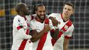 Pemain Southampton merayakan gol yang dicetak Theo Walcott ke gawang Wolverhampton Wanderers pada laga lanjutan Liga Inggris di Molineux Stadium, Selasa (24/11/2020) dini hari WIB. Wolverhampton imbang 1-1 menghadapi Southampton. (AFP/Andrew Boyers/pool)