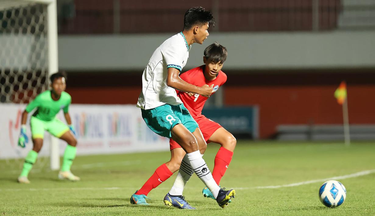 Dengan kemenangan 9 gol tanpa balas atas Singapura, Arkhan Kaka Putra Purwanto dkk sementara memimpin klasemen sementara Grup A dengan mengoleksi 6 poin, unggul selisih gol atas Vietnam, 11 berbanding 9. (PSSI)