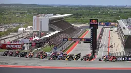 Sejumlah pebalap memacu motornya saat MotoGP Amerika 2023 yang berlangsung di Circuit of the Americas, Texas, Amerika Serikat, Senin (17/04/2023) dini hari WIB. (AP Photo/Darren Abato)