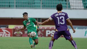 Aksi bek PSS Sleman, Ifan Nanda Pratama, dalam laga kontra Persik Kediri dalam laga pekan ke-23 BRI Liga 1 2022/2023, Kamis (9/2/2023). (Dok. PSS)