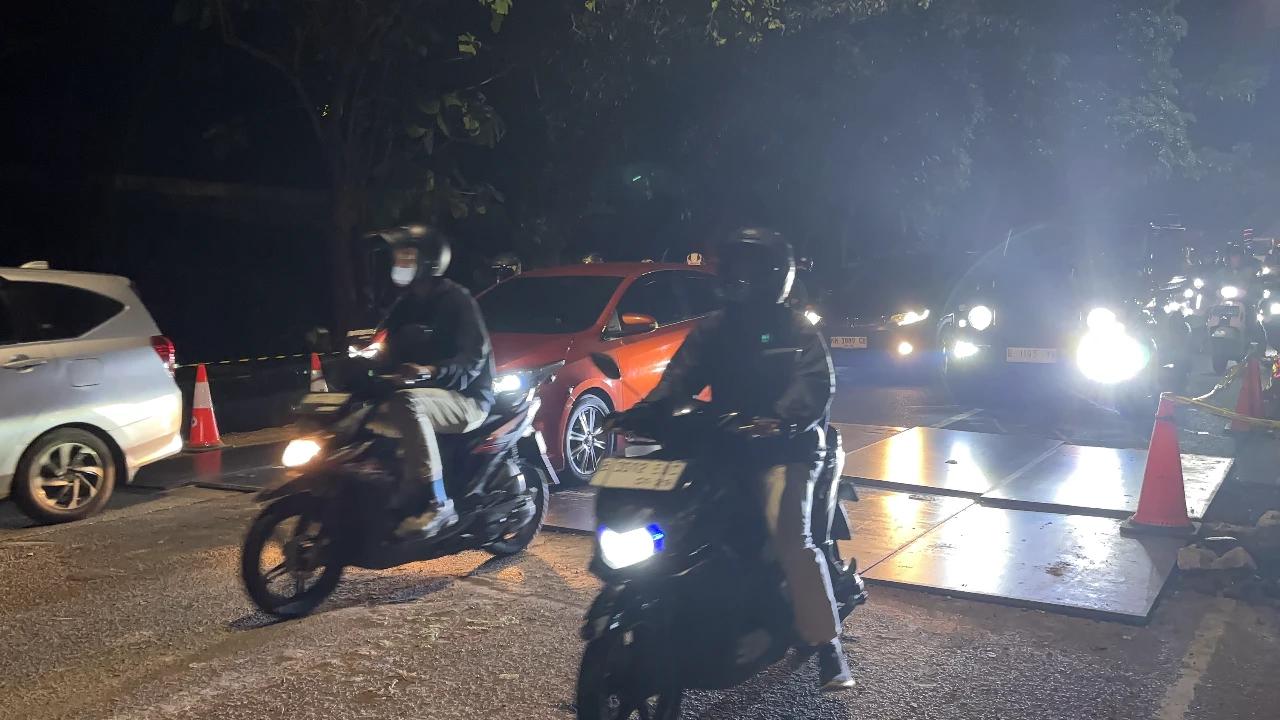 Sempat Macet Parah, Lalu Lintas Lenteng Agung Mulai Normal Usai Jalan Ambles Ditutup Plat Besi