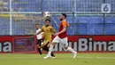 Pemain Borneo FC Samarinda Javlon Guseynov berusaha menghalau bola tembakan pemain Bhayangkara Solo FC Andik Vermansah dalam pertandingan babak penyisihan Piala Menpora 2021 di Stadion Kanjuruhan, Malang, Jawa Timur, Senin (22/3/2021). (Bola.com/Arief Bagus)