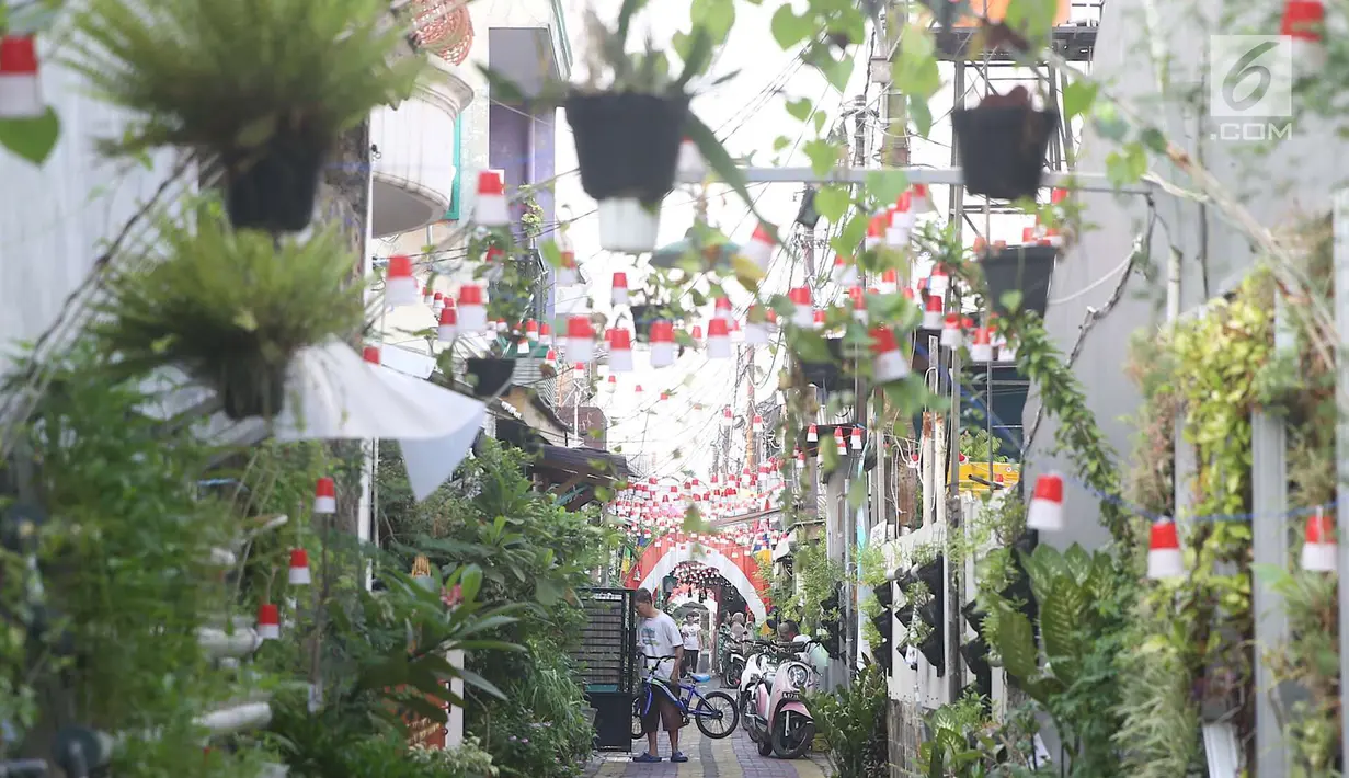 Suasana salah satu gang kampung hijau di kawasan Malakasari, Duren Sawit, Jakarta, Sabtu (15/9). Tingginya kesadaran masyarakat akan pentingnya tumbuhan membuat kawasan tersebut terlihat asri dan dipenuhi berbagai tanaman. (Liputan6.com/Immanuel Antonius)