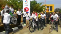 Sekda Kabupaten Indramayu, Ahmad Bahtira (dekat bendera) membuka Gowes Pesona Nusantara di Indramayu (istimewa)