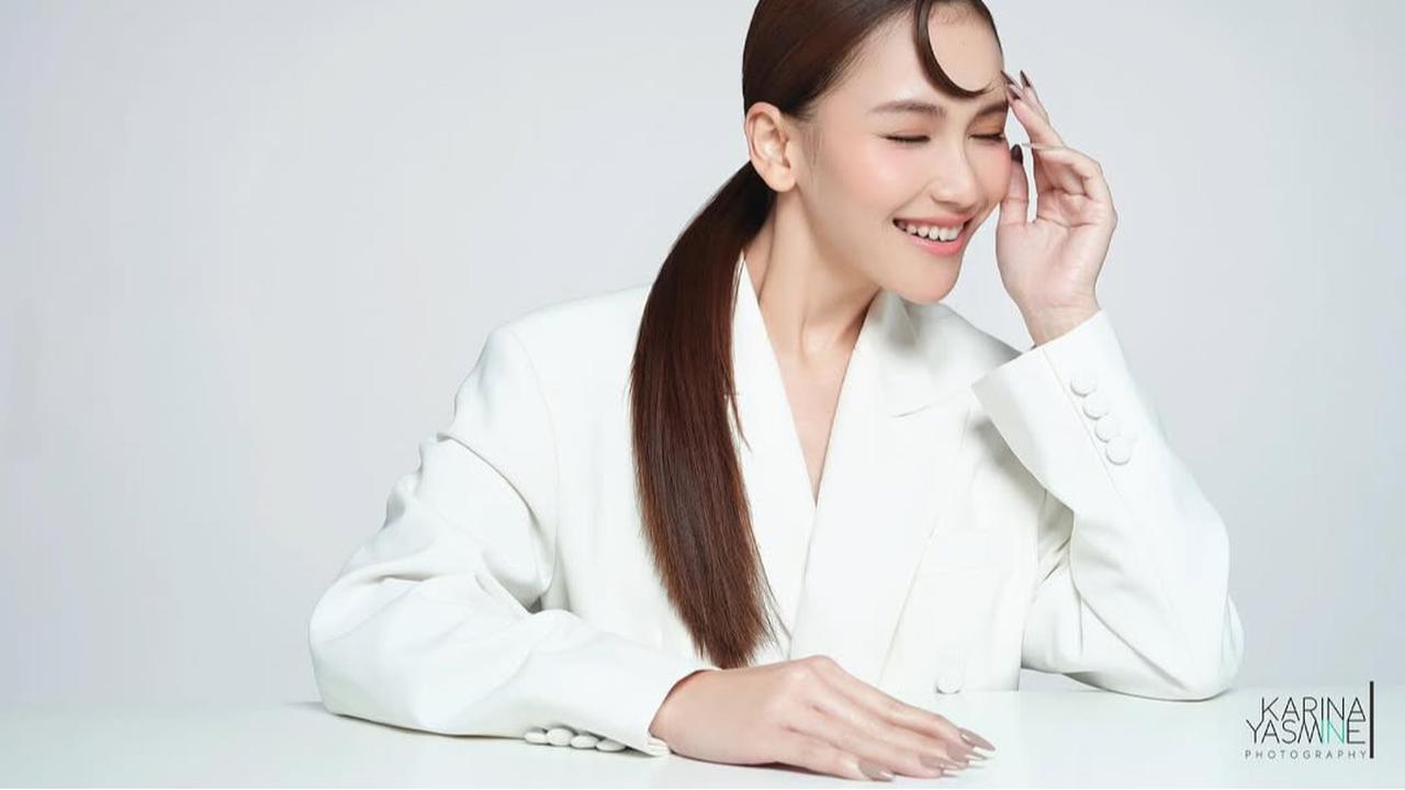 4 Potret Terbaru Ayu Ting Ting dengan Outfit Serba Putih dan Poni Bulan Sabit yang Unik