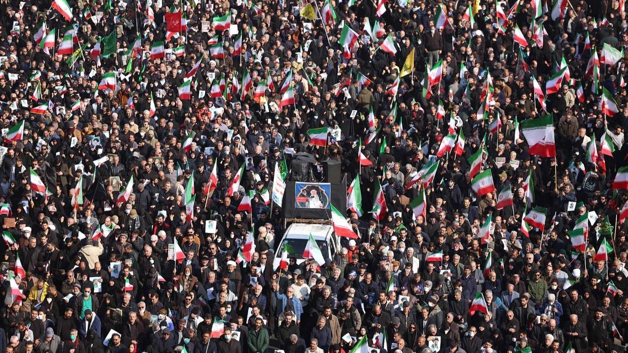FOTO: Ribuan Warga Iran Turun ke Jalan Dukung Mojtaba Khamenei
