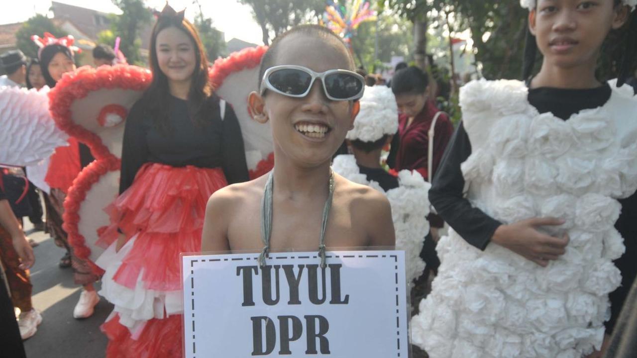 FOTO: Semarak Pawai HUT Kemerdekaan RI ala Pelajar, Diwarnai Gaya Kocak Tuyul 'DPR