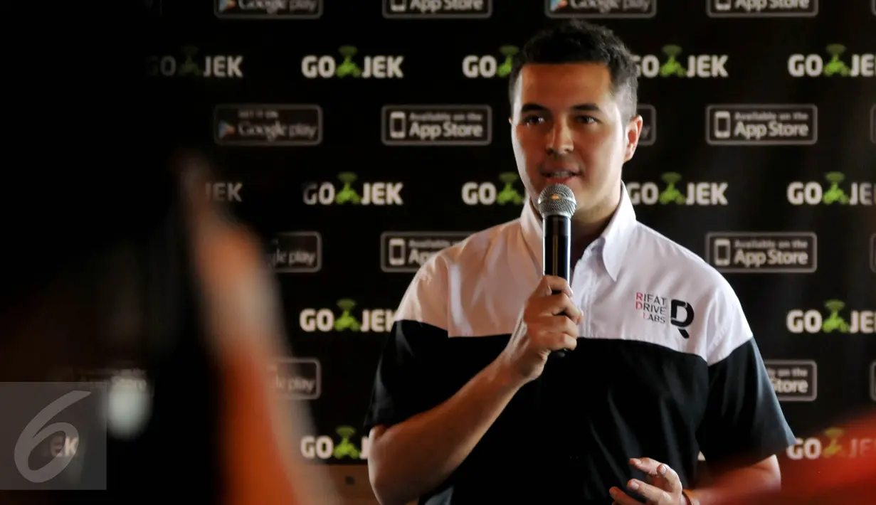 Pembalap Reli nasional, Rifat Sungkar ketika memberi keterangan pers di Jakarta, Selasa (30/6). Go-Jek mengumumkan kerja sama dengan Rifat Driver Labs meliputi pelatihan mengenai keselamatan berkendara bagi para pengemudi Go-Jek (Liputan6.com/Johan Tallo)