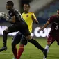 Penjaga gawang Venezuela Wuilker Farinez menangkap bola saat melawan Kolombia pada laga Grup B Copa America di Estadio Olimpico Pedro Ludovico Teixeir, Jumat (18/6/2021). (AP Photo/Ricardo Mazalan)