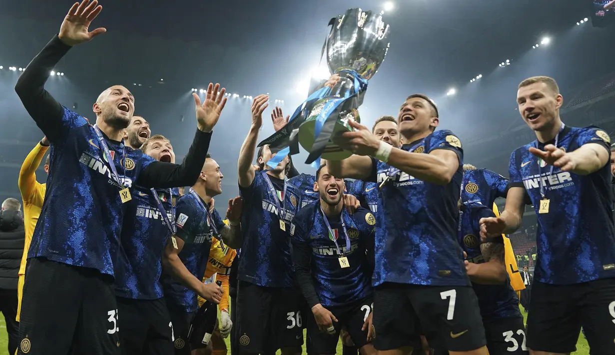 Para pemain Inter Milan merayakan dengan trofi setelah menang atas Juventus pada pertandingan final Piala Super Italia di Milan, Italia, Kamis (13/1/2022). Inter Milan menang tipis atas Juventus 2-1 lewat perpanjangan waktu. (Spada/LaPresse via AP)