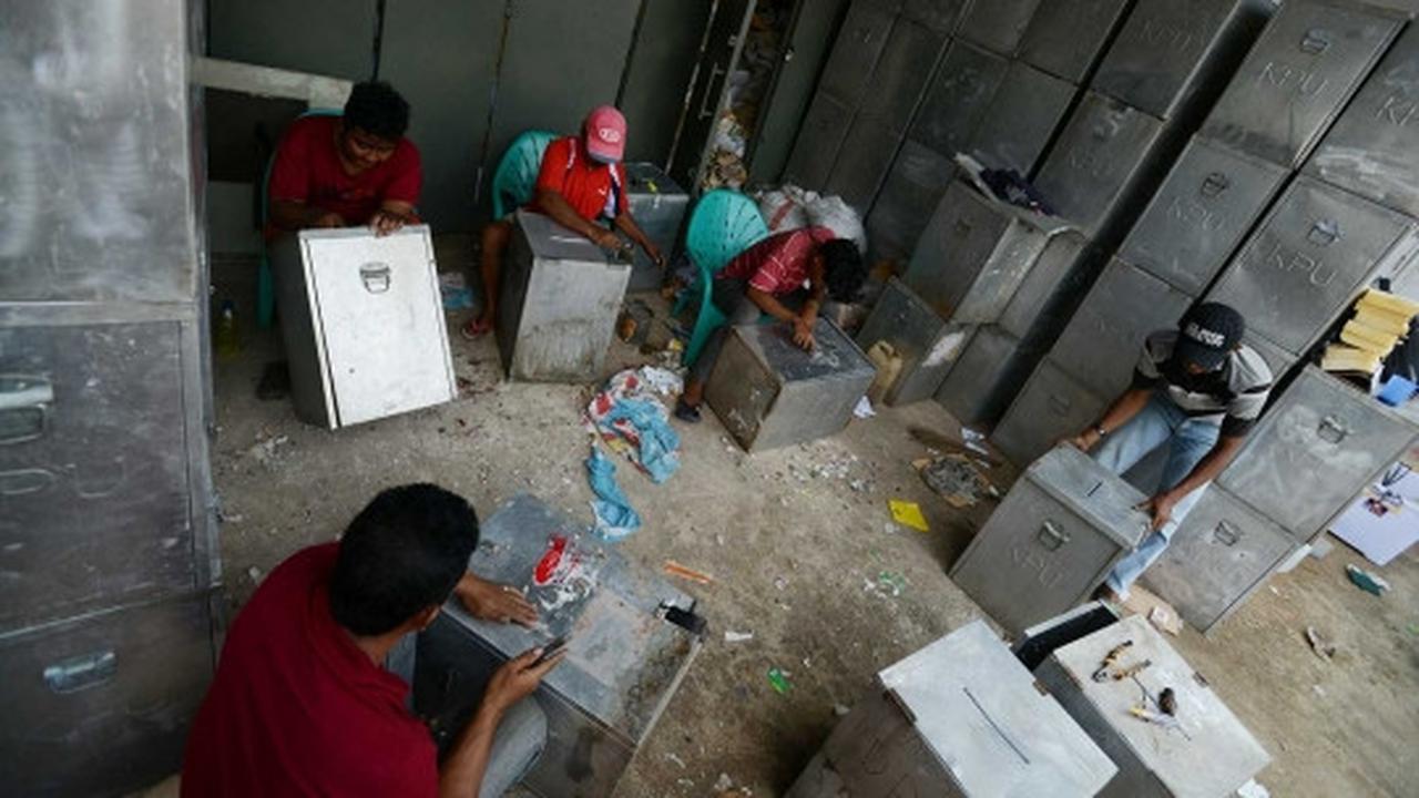 Persiapan Pilkada serentak, KPUD Tangerang perbaiki kotak suara