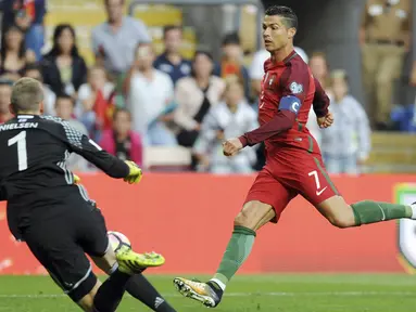Aksi Bintang Portugal, Cristiano Ronaldo saat melawan Kepualauan Faroe pada laga Grup B Kualifikasi Piala Dunia 2018 di Bessa Stadium, Porto, Portugal, (31/8/2017). Ronaldo telah mencetak 14 gol untuk Portugal. (AP/Paulo Duarte)