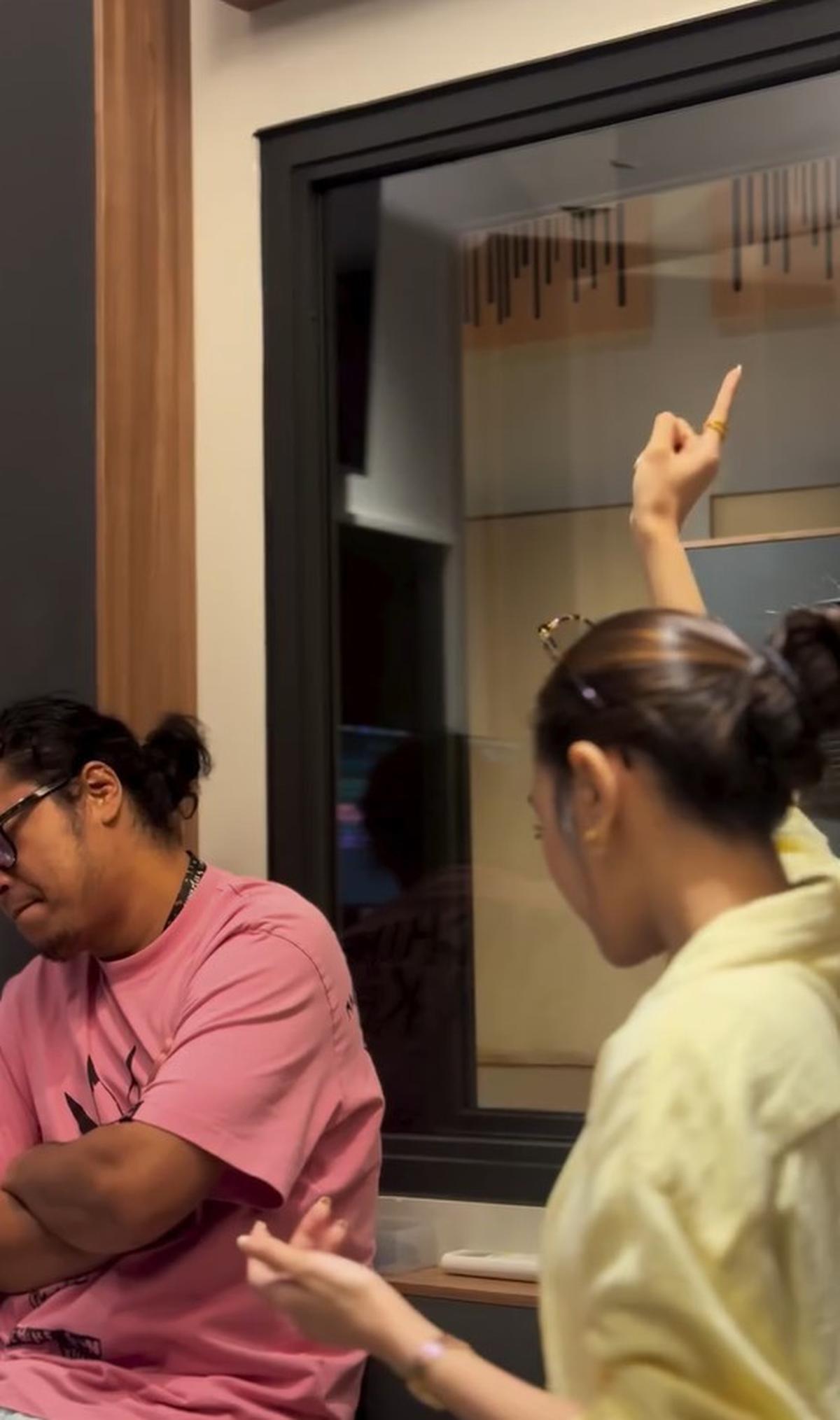 7 Potret Mahalini Bimbing Betrand Peto & Anggis di Studio, Lagu Duet Menggetarkan Hati Siap Rilis