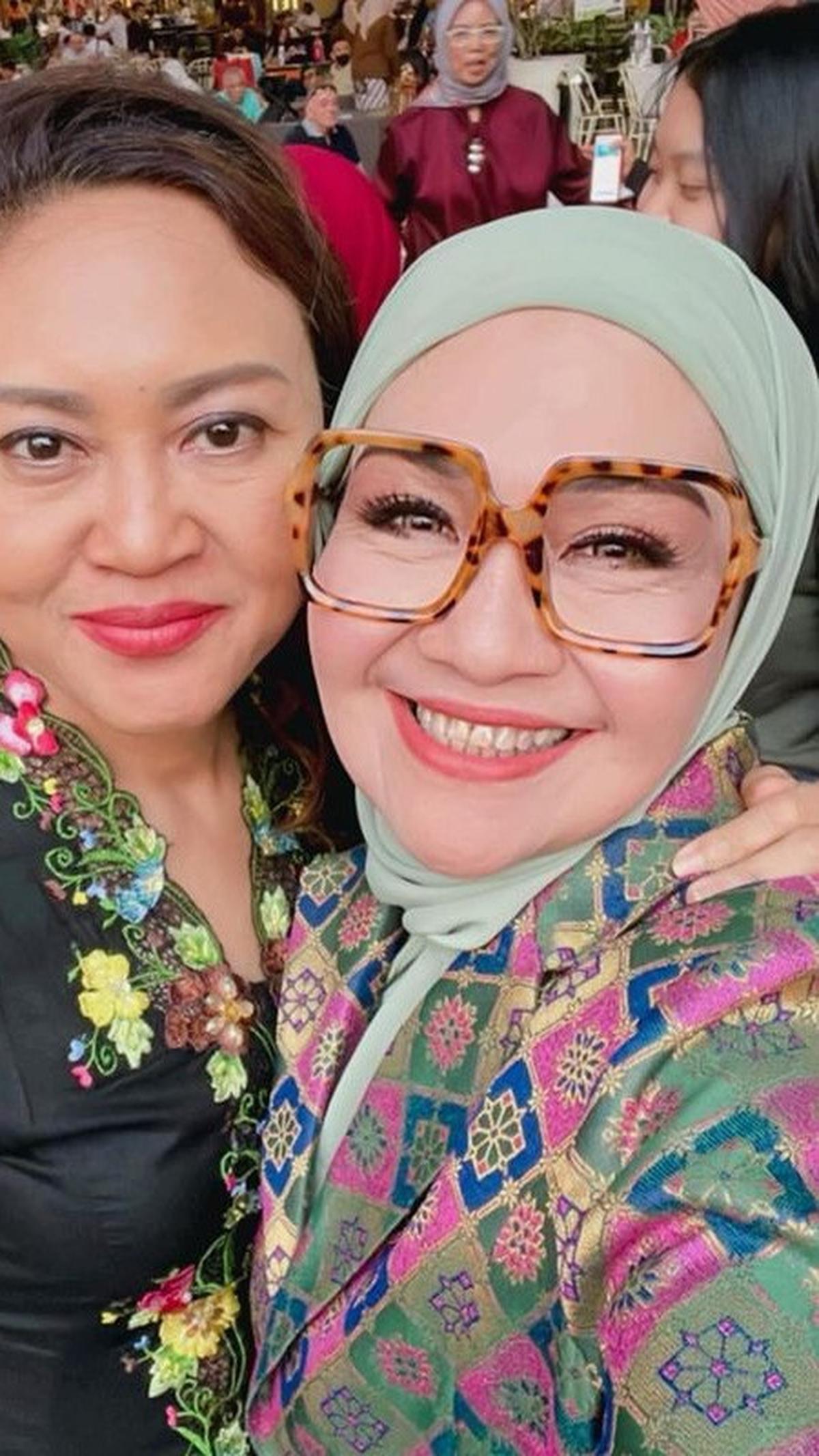 Kacamata motif leopard juga jadi aksesoris menarik untuk digabungkan dengan busana sosialita berwarna pop. Lulu menyeimbangkan gayanya dengan mengenakan jilbab polos berwarna hijau sage.