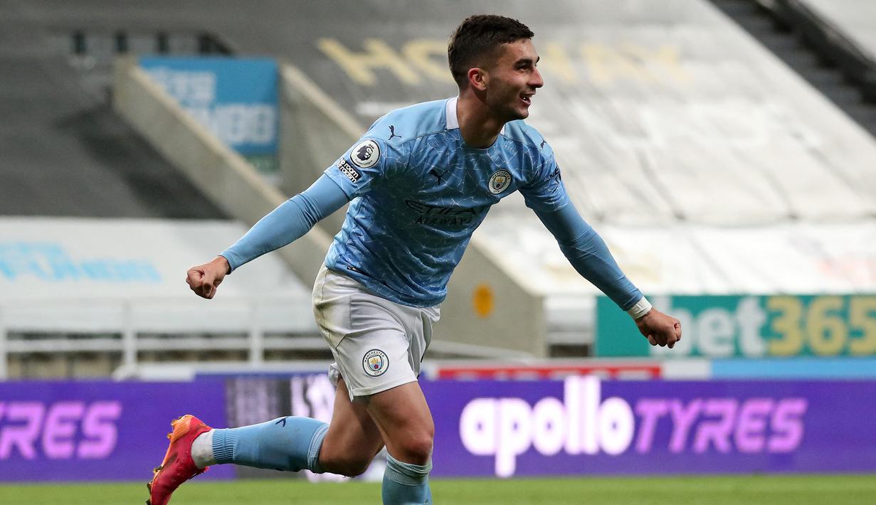 Gelandang Manchester City, Ferran Torres melakukan selebrasi usai mencetak gol keempat timnya ke gawang Newcastle United dalam laga lanjutan Liga Inggris 2020/2021 pekan ke-36 di St James' Park, Newcastle, Jumat (14/5/2021). Manchester City menang 4-3 atas Newcastle. (AFP/Scott Heppell/Pool)
