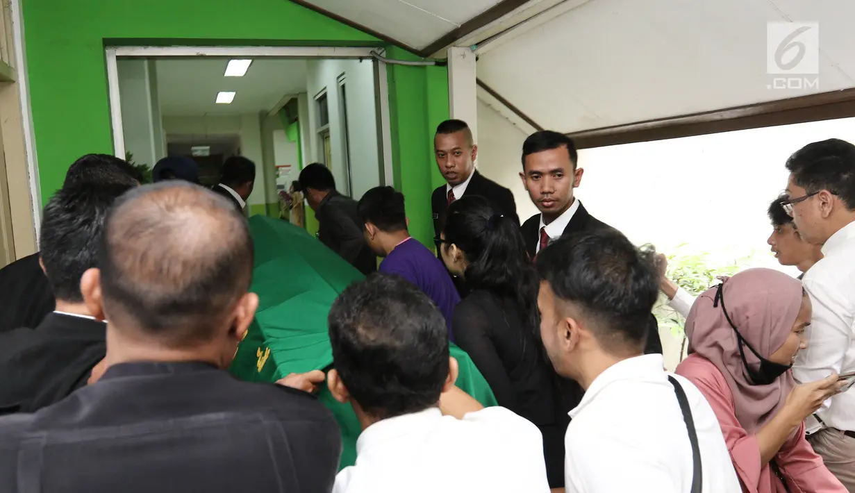 Jenazah Julia Perez saat dibawa ke mobil jenazah di RSCM, Jakarta, Sabtu (10/6). Jupe lahir di Jakarta, 15 Juli 1980 dengan nama asli Yulia Rachmawati meninggal di Rumah Sakit Cipto Mangunkusumo. (Liputan6.com/Herman Zakharia)