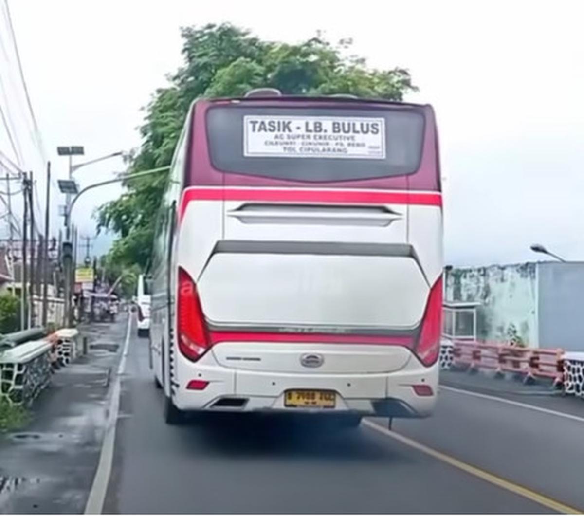 Mengemudi sebuah bus memang bukan sesuatu yang mudah. Selain harus paham karakter bus, pengemudi juga harus memiliki perasaan dan ketepatan dalam mengambil keputusan saat berkendara.