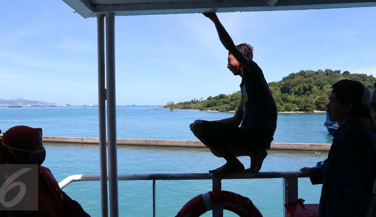 Seorang anak menunggu penumpang yang akan melemparkan koin ke laut dari atas kapal di Pelabuhan Merak, Banten, Jumat (26/8). Aksi anak-anak pemburu koin itu menjadi hiburan bagi penumpang yang akan menyeberang ke Pulau Sumatera (Liputan6.com/Angga Yuniar)