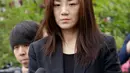Putri bungsu bos maskapai Korea Air, Cho Hyun-min datang untuk dimintai keterangan oleh polisi di Seoul Selasa (1/5). Keluar dari sedan hitam, Cho mengulangi permintaan maafnya dengan berlinang air tanpa berkomentar lebih jauh. (AP/Ahn Young-joon)