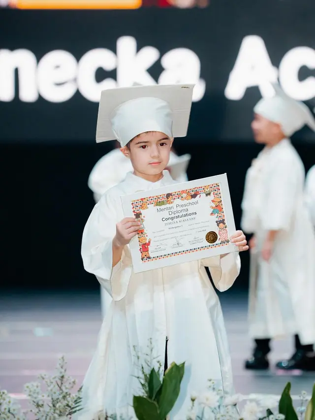 Potret Zenecka Putra Bungsu Carissa Puteri Lulus Preschool, Makin Ganteng Kenakan Toga Putih