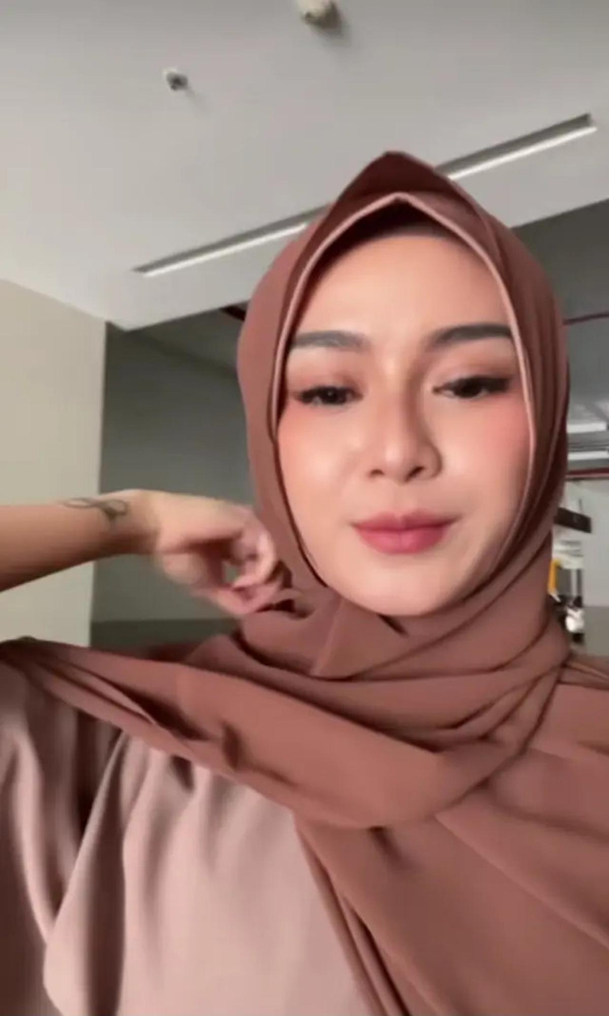 7 Potret Dara dan Mita Band Rock The Virgin Berhijab, Tampil Kalem