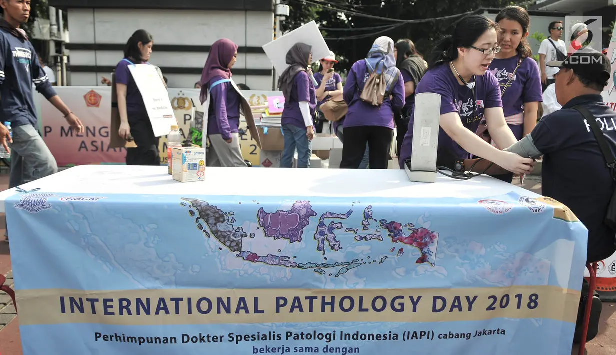 Dokter yang tergabung dalam Ikatan Ahli Patologi Indonesia (IAPI) memeriksa tensi warga saat Hari Bebas Kendaraan Bermotor (HBKB) atau car free day di kawasan Bundaran HI, Jakarta, Minggu (18/11). (Merdeka.com/Iqbal S. Nugroho)