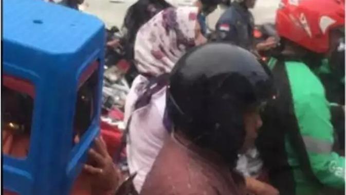 Helm itu memiliki empat jendela.  (Sumber: Instagram/@ngakakkocak)