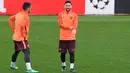 Penyerang Barcelona, Lionel Messi dan Luis Suarez saat mengikuti sesi latihan tim di Stadion Olimpiade, Italia (9/4). Pada leg pertama Barcelona menang telak atas AS Roma 4-1 di Nou Camp. (AFP Photo/Gen Lluis)
