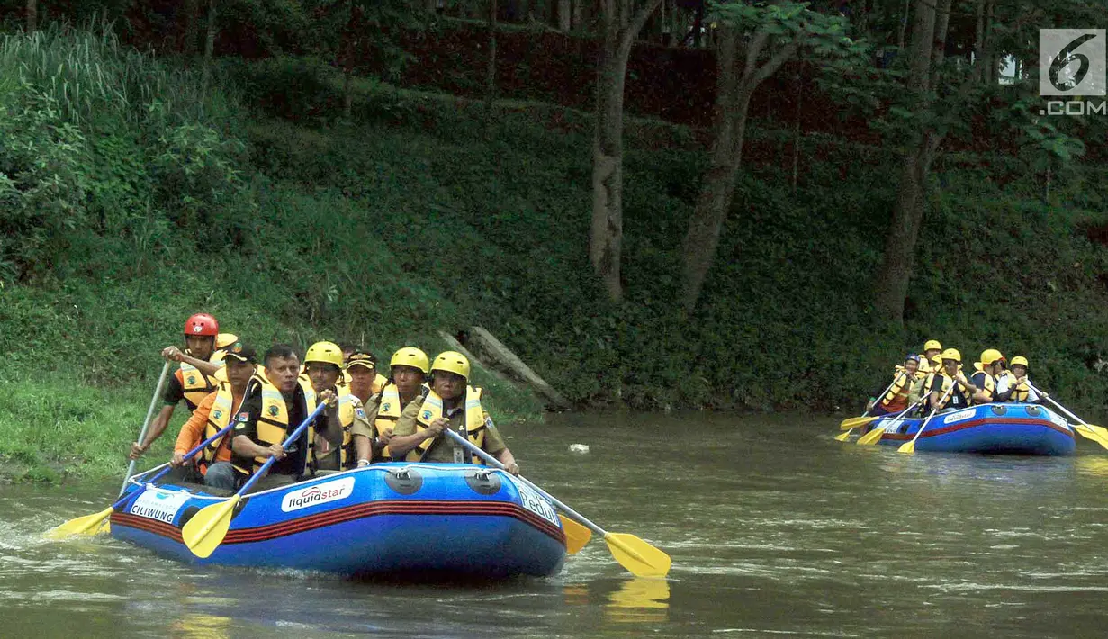 Walikota Jakarta Selatan Marullah Matali (tengah perahu depan) saat menyusuri Sungai Ciliwung di Jalan Arus Srengsegawah, Jakarta Selatan (26/11). Kegiatan ini diawali dengan pelepasan bibit ikan. (Merdeka.com/Arie Basuki)