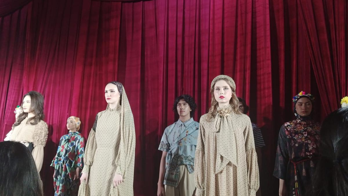 Berkolaborasi dengan 3 Perancang Busana Ternama Indonesia, Aleza