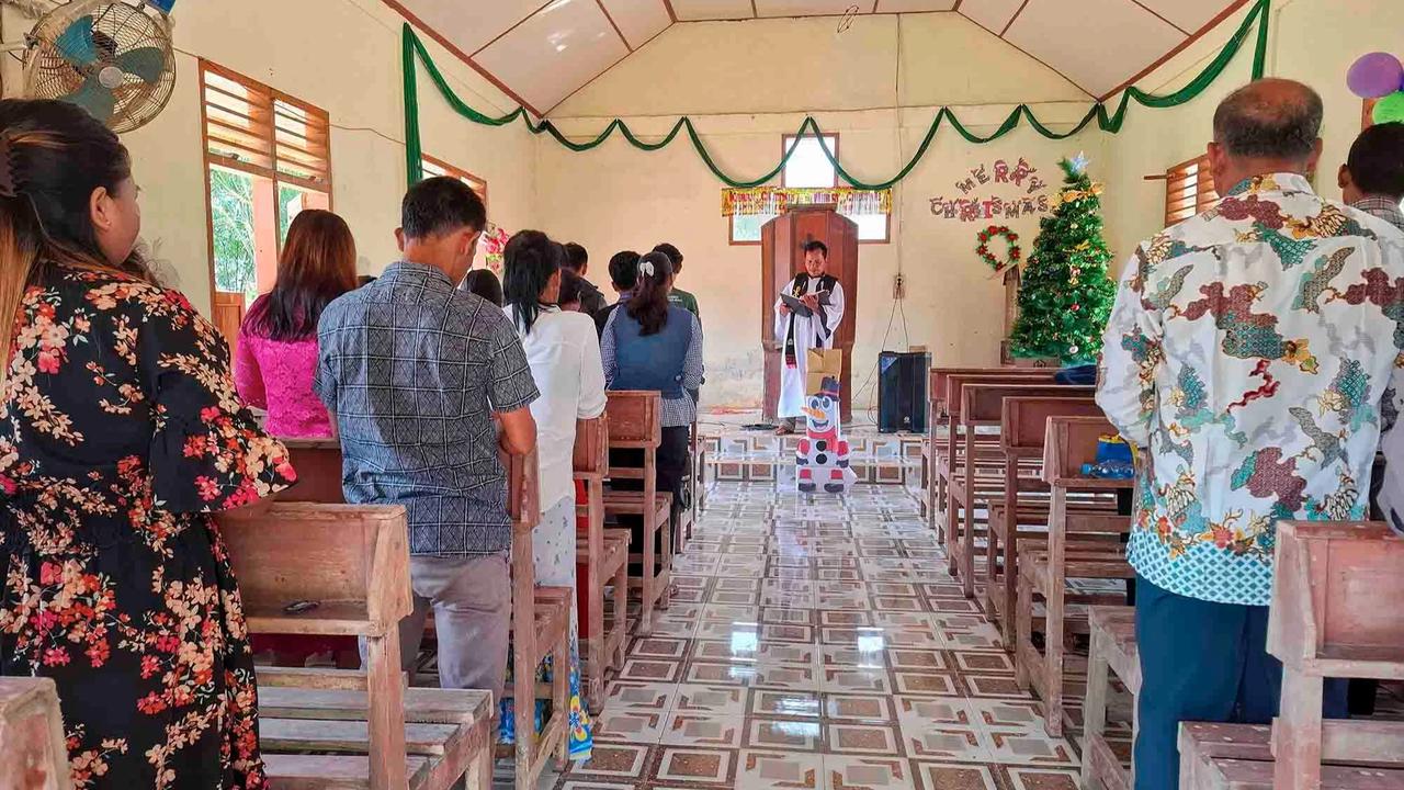 FOTO: Jemaat Tapanuli Selatan Rayakan Natal di Tengah Dampak Banjir Bandang dan Longsor