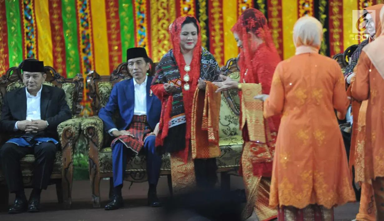 Ibu Negara Iriana Jokowi saat menari tortor saat pesta adat Kahiyang Ayu dan Bobby Nasution di  Bukit Hijau Regency Taman Setia Budi (BHR Tasbi), Medan, Sabtu (25/11). (Liputan6.com/Pool/Media Center)
