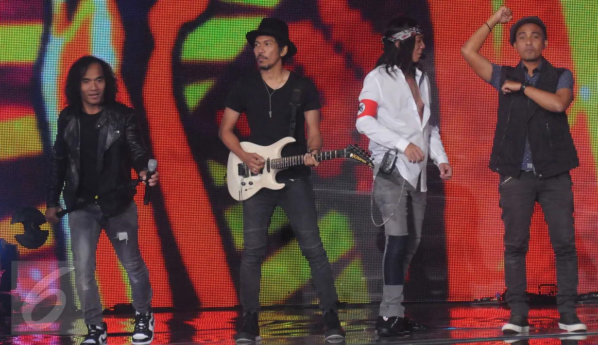 Slank beraksi di panggung Konser Raya 22 Indosiar, Jakarta, Rabu (11/1). Pada kesempatan itu, Slank membawakan lagu terbaru mereka yang baru akan diluncurkan Februari mendatang. (Liputan6.com/Helmi Afandi)