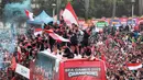 <p>Ribuan suporter menyambut kedatangan rombongan Timnas Indonesia U-22 saat melintas dalam arak-arakan Kira87uara Kontingen SEA Games 2023 di Bundaran HI, Jakarta, Jumat (19/5/2023). (Bola.com/M Iqbal Ichsan)</p>