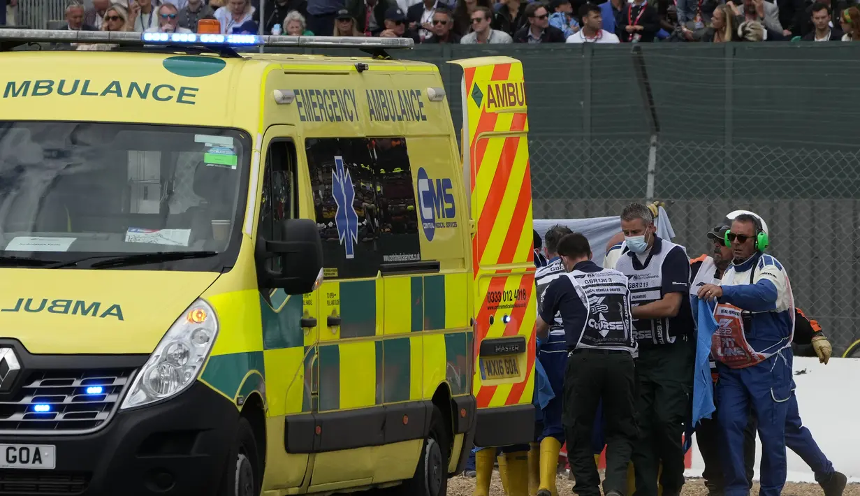 Zhou Guanyu pun segera diangkut menuju ambulans untuk dilarikan ke rumah sakit guna mendapatkan pertolongan lebih lanjut. (AP/Pool/Matt Dunham)