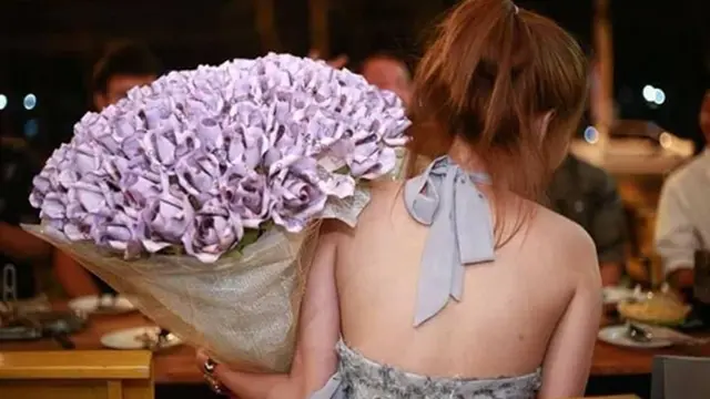 Orang Kaya! Cewek Ini Kasih Surprise Ulang Tahun Buat Pacarnya Berupa Bucket Uang Senilai 43 Juta Rupiah