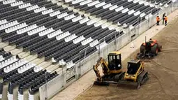 Para pekerja tampak tengah bekerja di lapangan Mbombela Stadium di Nelspruit, Afsel. Stadion Mbombela jadi salah satu dari 10 stadion yang akan dipakai di PD 2010. AFP PHOTO / STEPHANE DE SAKUTIN 