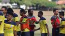 Pelatih Jacksen F. Tiago bersalaman dengan para pemain Penang FA usai berlatih di Lapangan USM, Penang, Malaysia, Minggu (31/01/2016). (Bola.com/Nicklas Hanoatubun)