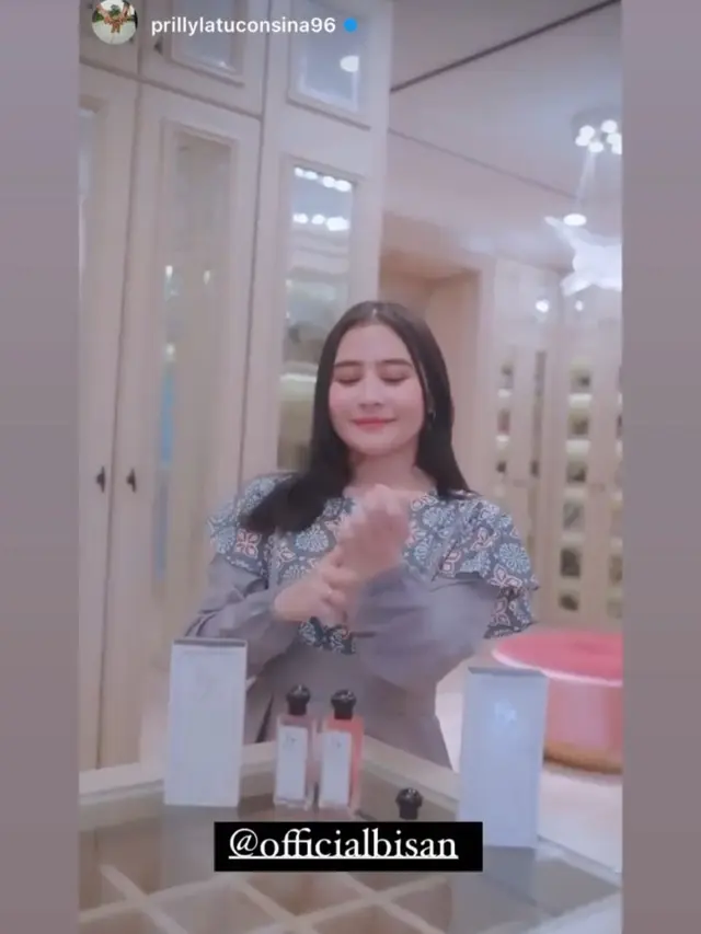 Prilly Latunconsina menggunakan parfum Bisan