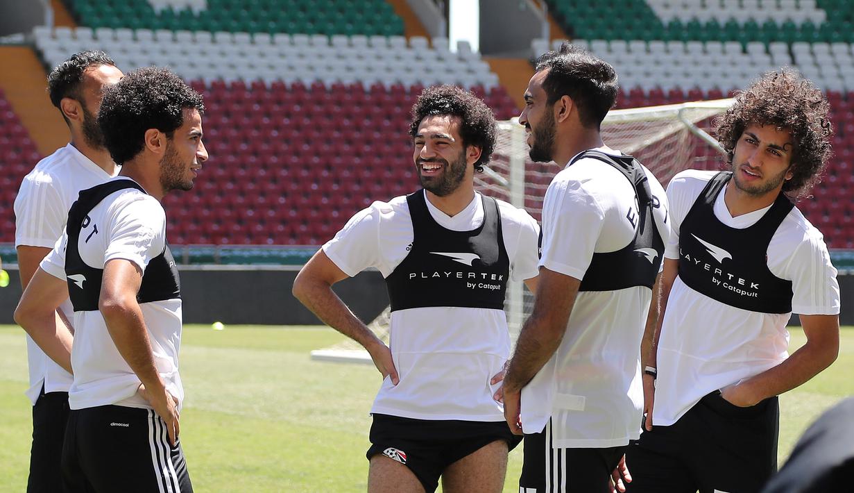 Striker Mesir, Mohamed Salah, saat mengikuti sesi latihan jelang laga Piala Dunia di Stadion Akhmat, Rusia, Rabu (13/6/2018). Kondisi cedera bahu yang berangsur pulih membuatnya siap tampil di Piala Dunia 2018. (AFP/Karim Jaafar)