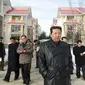 Foto tidak bertanggal yang disediakan pada 16 November 2021 ini memperlihatkan pemimpin Korea Utara Kim Jong-un memeriksa lokasi pembangunan proyek pengembangan Kota Samjiyon di Provinsi Ryanggang, Korea Utara. (Korean Central News Agency/Korea News Service via AP)