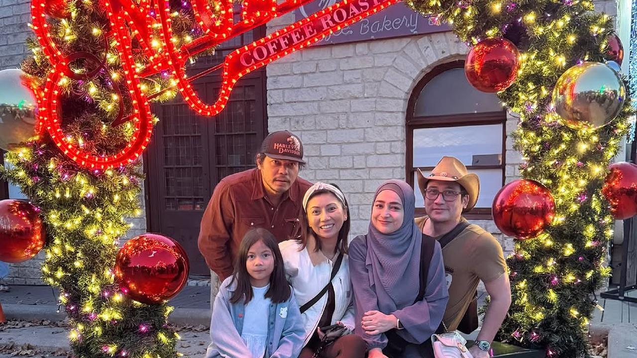 Potret Tengku Firmansyah Pakai Topi Cowboy saat Liburan di Texas Bersama Keluarga