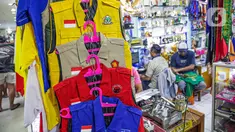 Sejumlah atribut partai politik dijual di Pasar Senen, Jakarta, Kamis (25/5/2023). Jelang musim pemilihan umum (Pemilu), sejumlah pedagang mengaku pesanan atribut partai politik meningkat sekitar 40 persen dibandingkan kondisi normal. (Liputan6.com/Faizal Fanani)