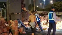 Detik-detik Truk Tepung Terguling di Tol, Berawal Gagal Nanjak