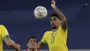 Gelandang timnas Chile, Jean Meneses berebut bola dengan gelandang Brasil, Lucas Paqueta pada perempat final Copa America 2021 di Stadion Nilton Santos, Sabtu (3/7/2021) pagi WIB. Timnas Brasil lolos ke babak semifinal Copa America 2021 berkat kemenangan 1-0 atas Chile. (AP Photo/Silvia Izquierdo)