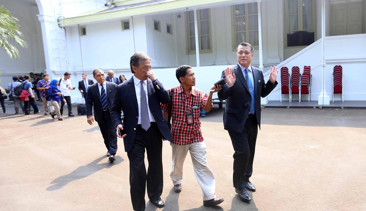Delegasi FIFA-AFC  menolak diwawancara usai bertemu Presiden Joko Widodo di Istana Negara, Jakarta, Senin (2/11/2015). Agenda  pertemuan ini membahas tentang solusi sepakbola Indonesia. (Bola.com / Nicklas Hanoatubun)