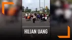 Jalanan di daerah Tasikmalaya sampai-sampai terganggu karena puluhan warga berebut 'hujan uang'. Seorang pengusaha pasir kaya raya bernama Endang adalah sosok dibalik peristiwa ini.