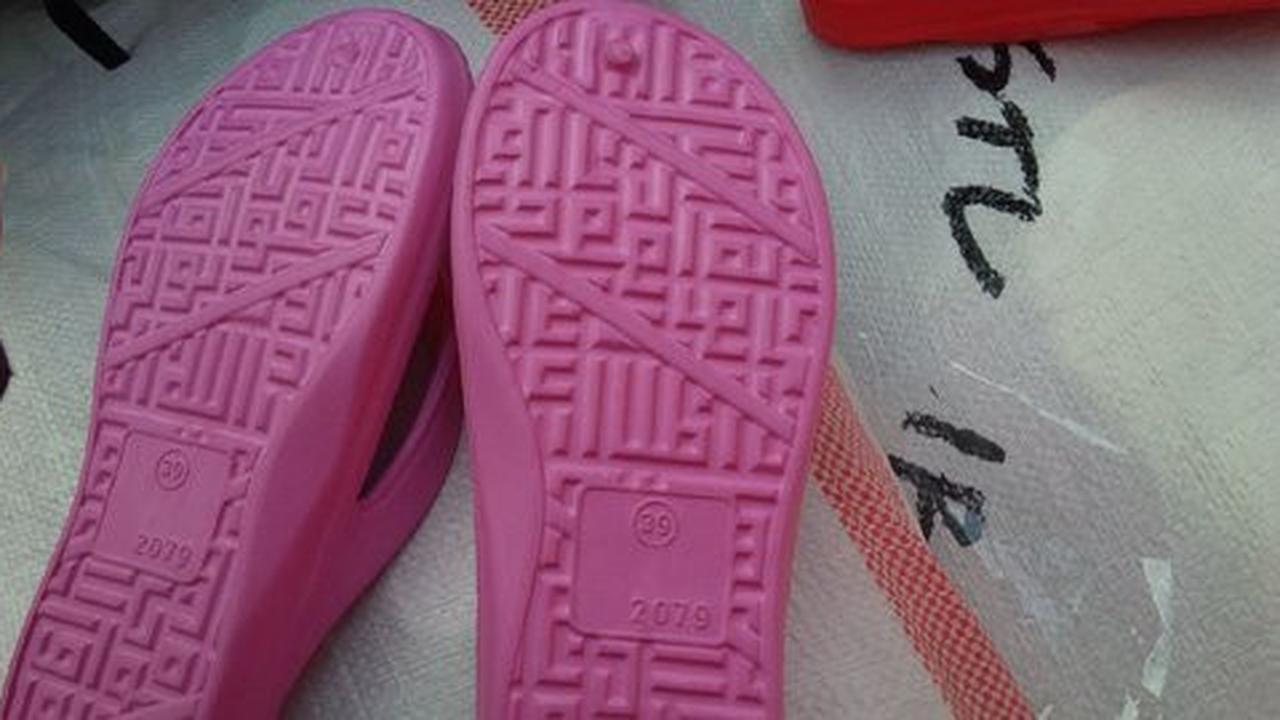 Ini wujud sandal berlafaz Allah bikin heboh warga Surabaya