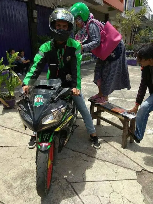Momen saat Driver Ojek Online Bawa Motor Gede Ini Bikin Cengar-cengir