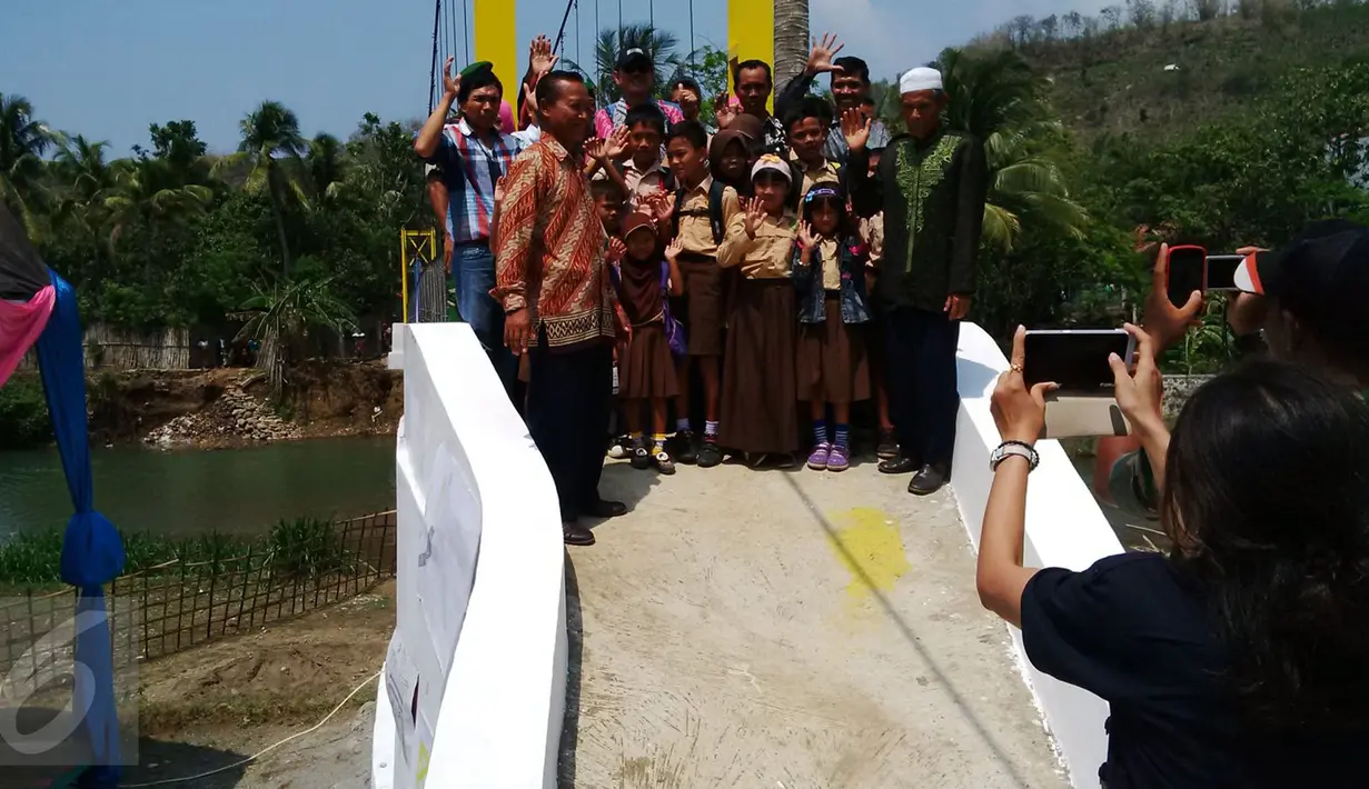 Perwakilan SCTV dan warga berfoto di Jembatan Asa SCTV ke-5 yang ada di Desa Sirna Bakti Kec. Pamengpeuk Kab Garut, Sabtu (14/11/2015). (Dokumentasi SCTV)